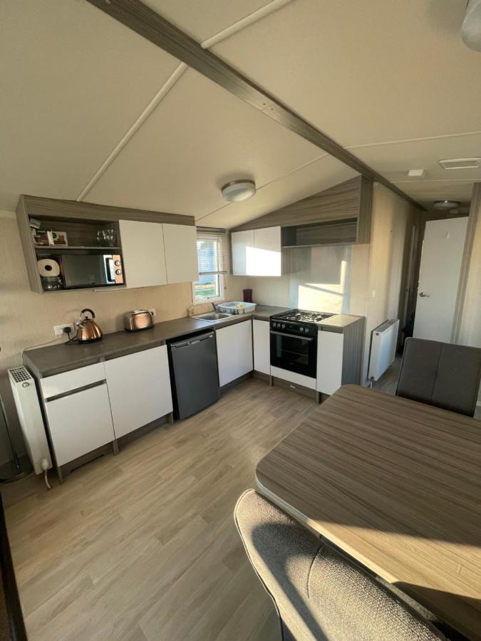 Delightful 6 Berth Holiday Home With Decking Area Τσίτσεστερ Εξωτερικό φωτογραφία