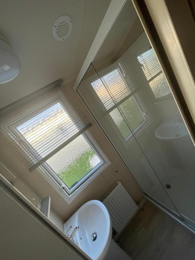 Delightful 6 Berth Holiday Home With Decking Area Τσίτσεστερ Εξωτερικό φωτογραφία