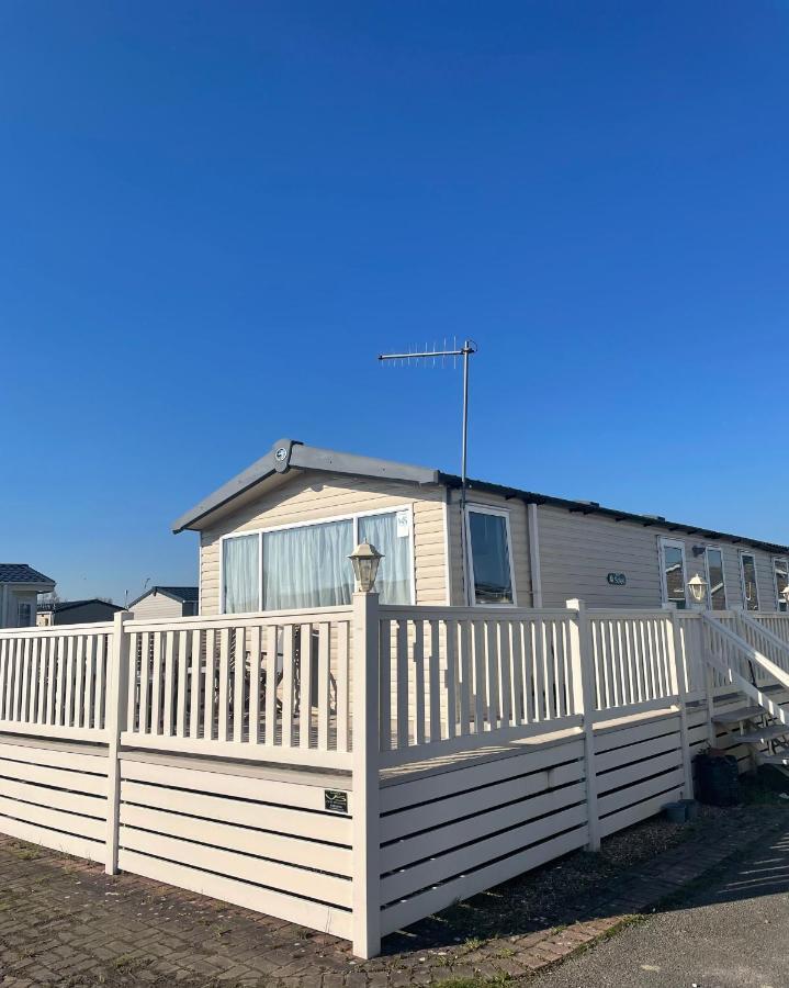 Delightful 6 Berth Holiday Home With Decking Area Τσίτσεστερ Εξωτερικό φωτογραφία